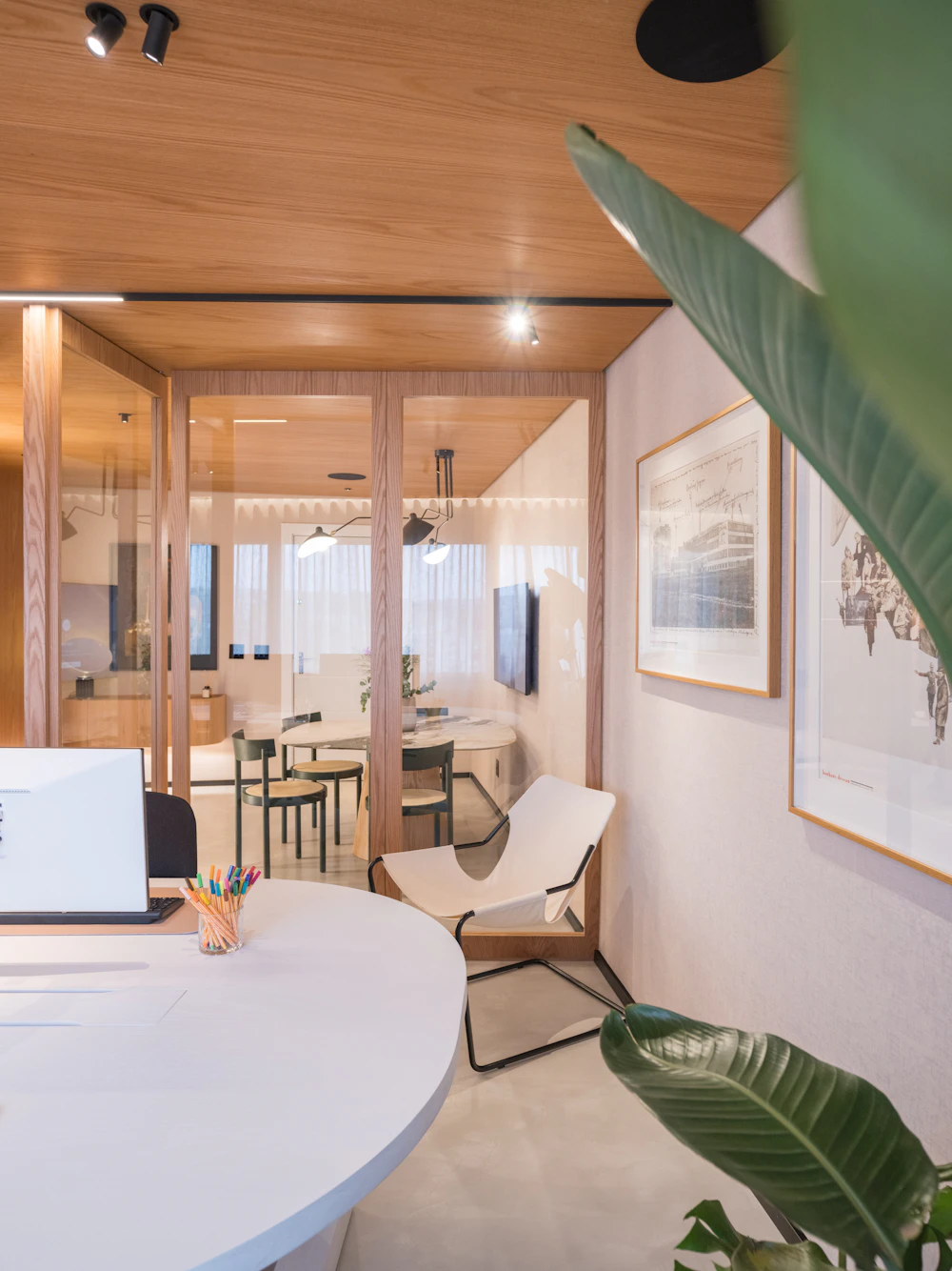 Sala de reuniones Remueble con madera, vidrio y plantas